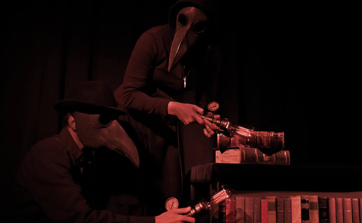 Una escena de 'Donde van los cuentos', un espectáculo premonitorio de Claroscuro Teatro.