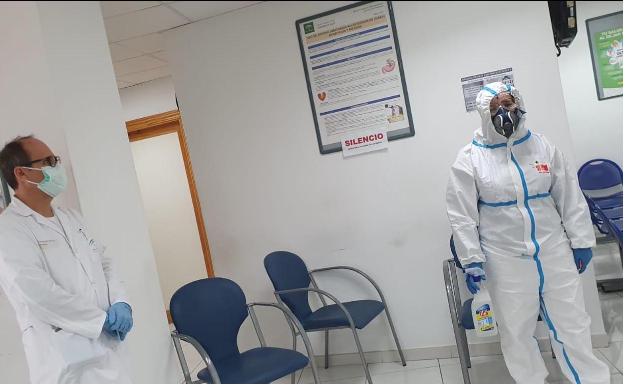 El Ayuntamiento de Alhendín coordina la limpieza de su centro de salud. 