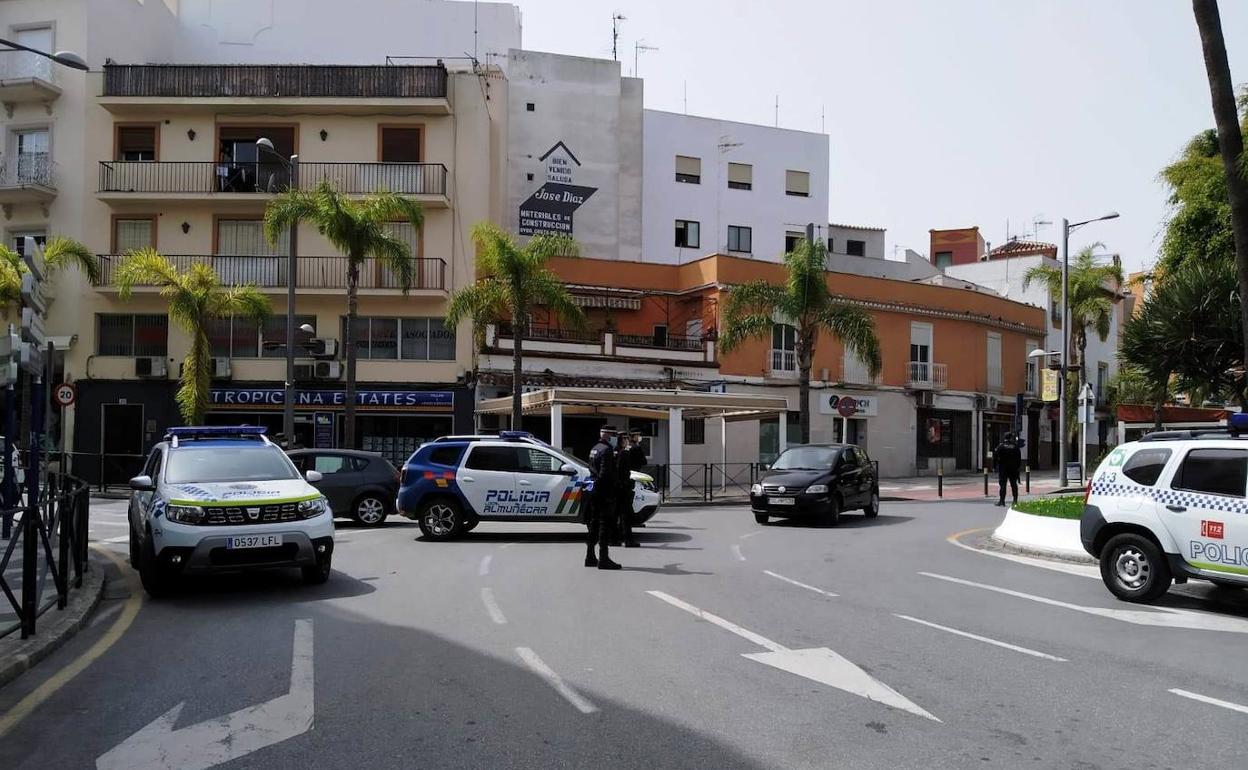 La policía realiza controles para evitar que la gente salga a la calle sin justificación.