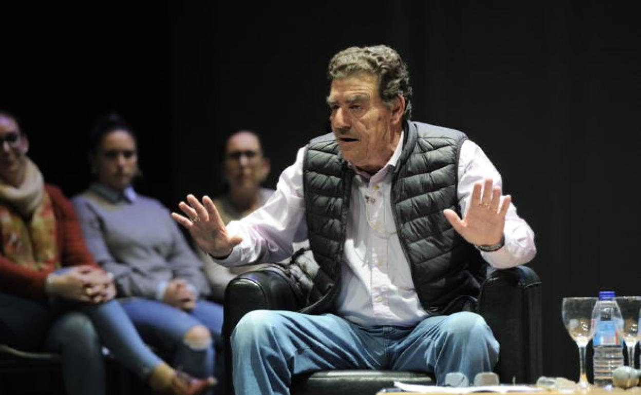 Juez Calatayud | «Si las estrellas del fútbol no aceptan rebajarse las millonadas que cobran, no vayamos más al fútbol»