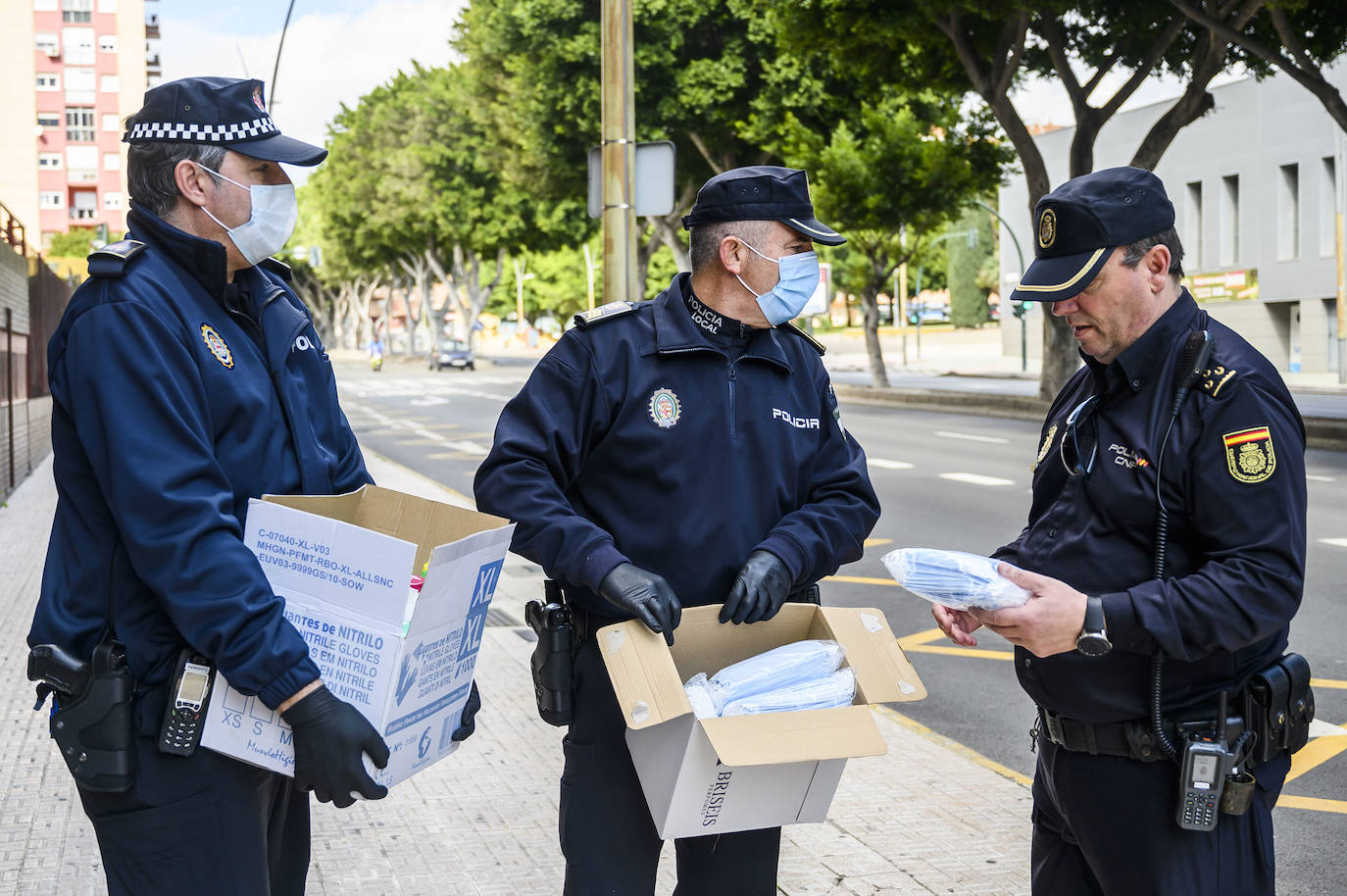 La Asociación de Personas con Autismo de Almería (Altea) ha donado 1.500 mascarillas que han sido repartidas a la Policía Local, Policía Nacional, Bomberos y Guardia Civil.