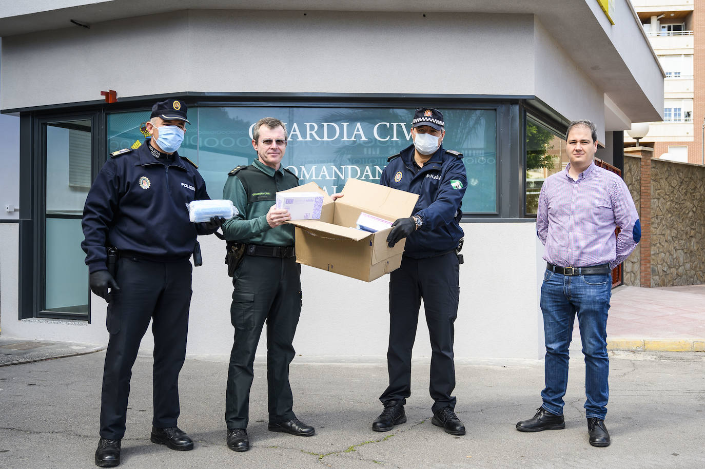 La Asociación de Personas con Autismo de Almería (Altea) ha donado 1.500 mascarillas que han sido repartidas a la Policía Local, Policía Nacional, Bomberos y Guardia Civil.