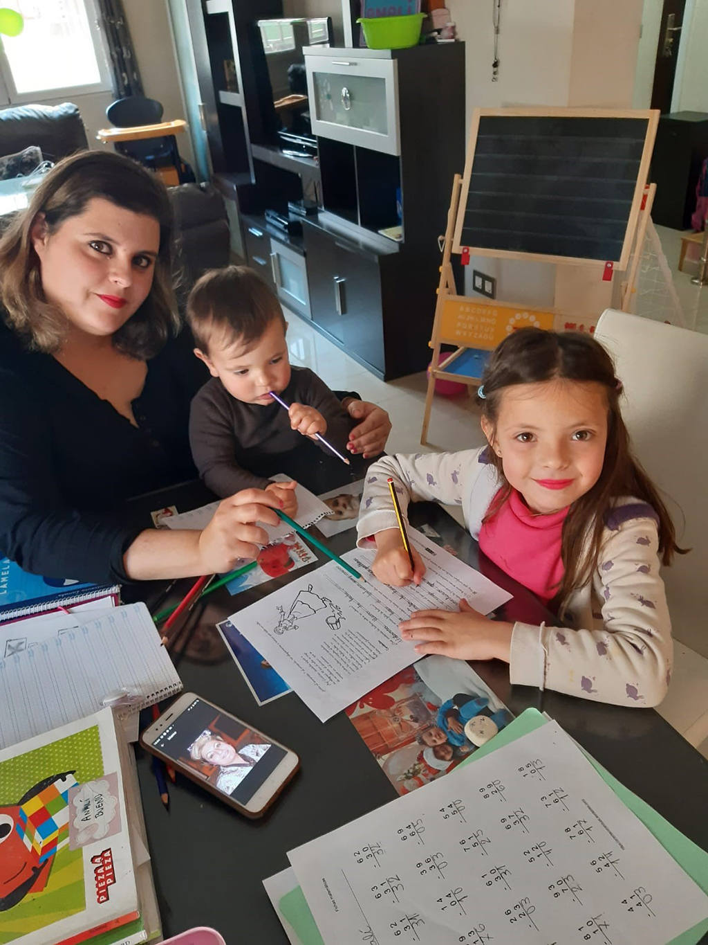 Ayuntamientos de Granada unidos para que los niños no pierdan el hilo