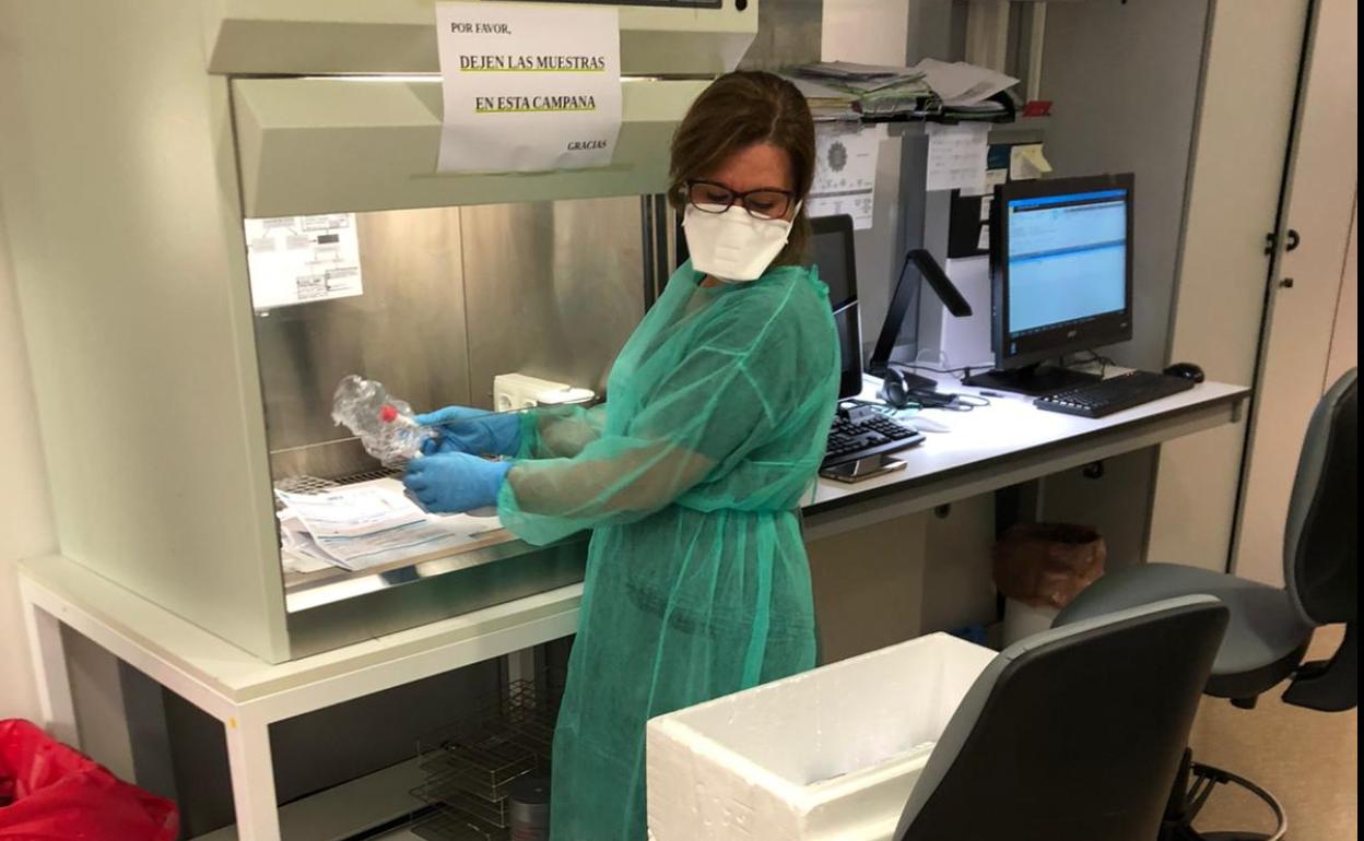 Personal del laboratorio que hace las pruebas PCR en uno de los hospitales de Granada
