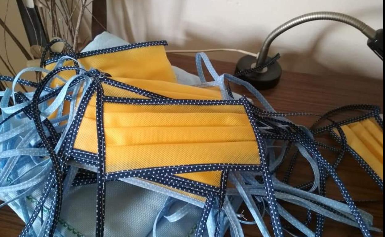Alpujarra de la Sierra confecciona mascarillas para abastecer al municipio