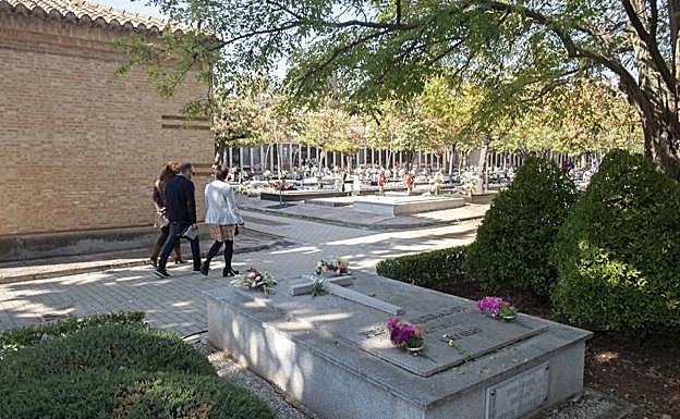 El BOE prohíbe todos los velatorios y establece un máximo de tres personas por entierro