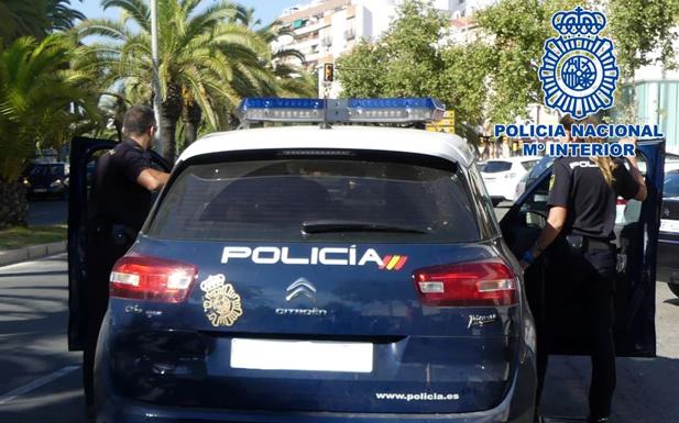 Empuja a un policía nacional en Granada huyendo tras increpar a varias personas en la cola de un supermercado