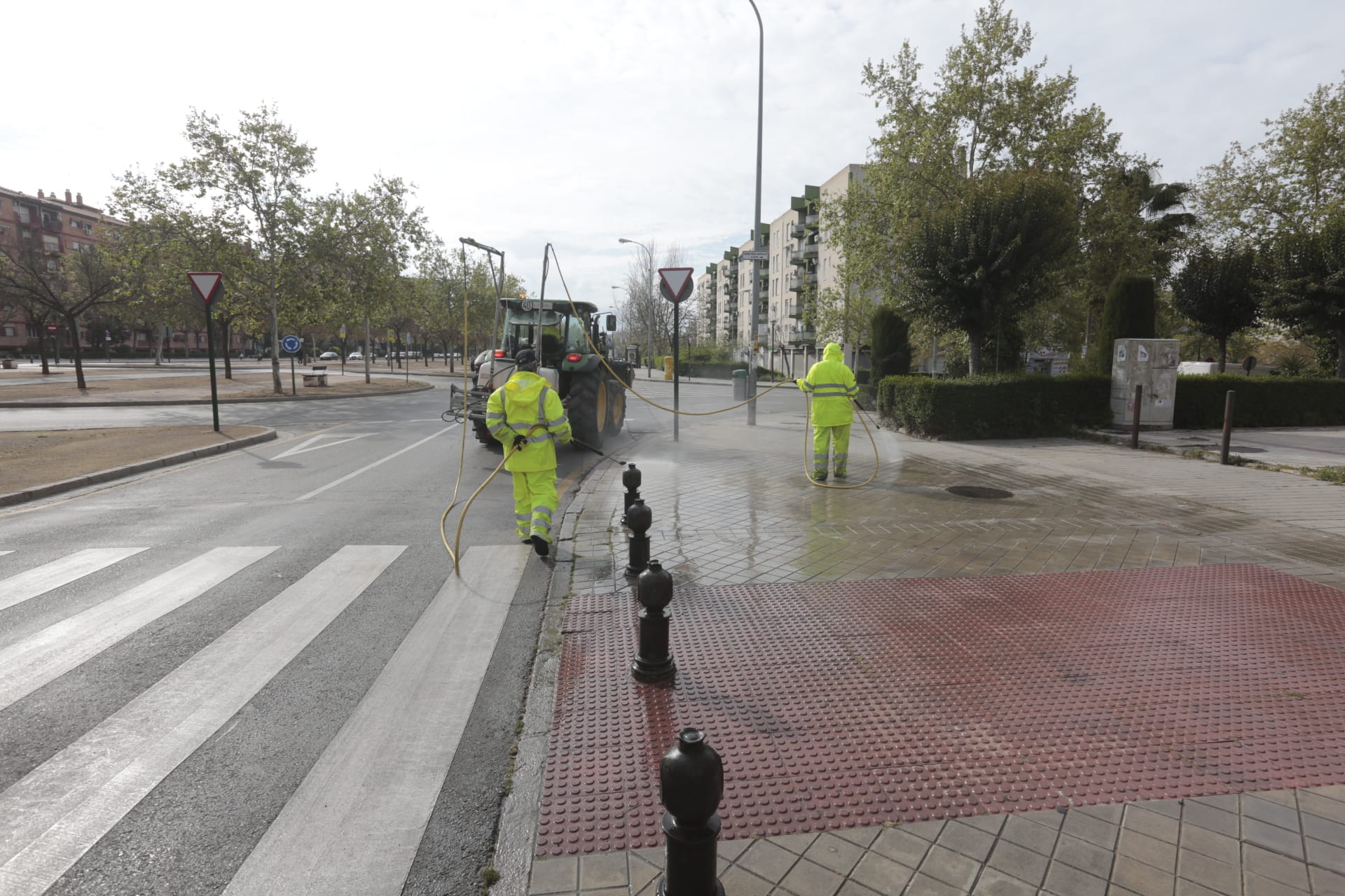 Tras las restricciones a profesionales no esenciales, la ciudad vive la primera jornada de un nuevo estado de alarma