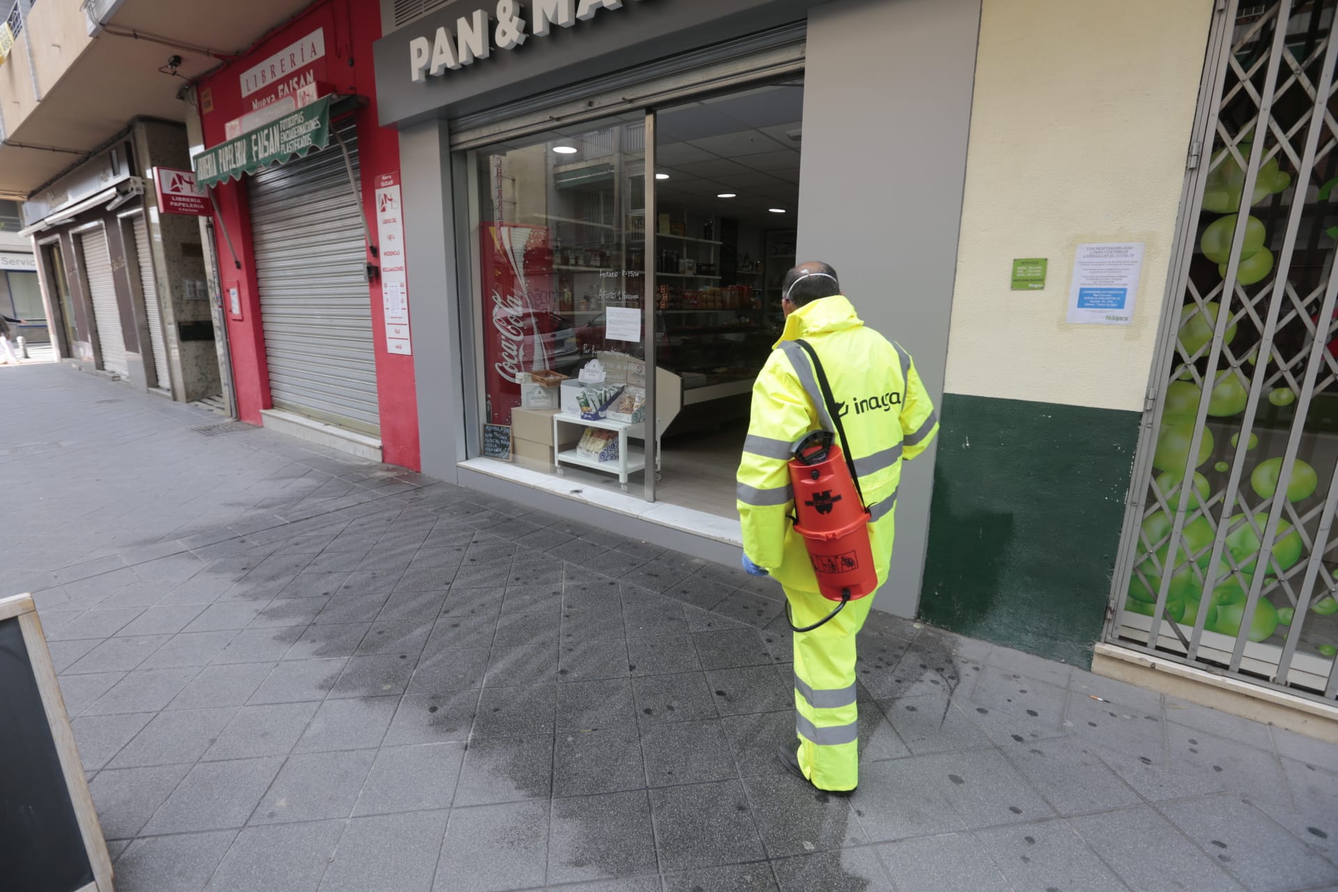 Tras las restricciones a profesionales no esenciales, la ciudad vive la primera jornada de un nuevo estado de alarma