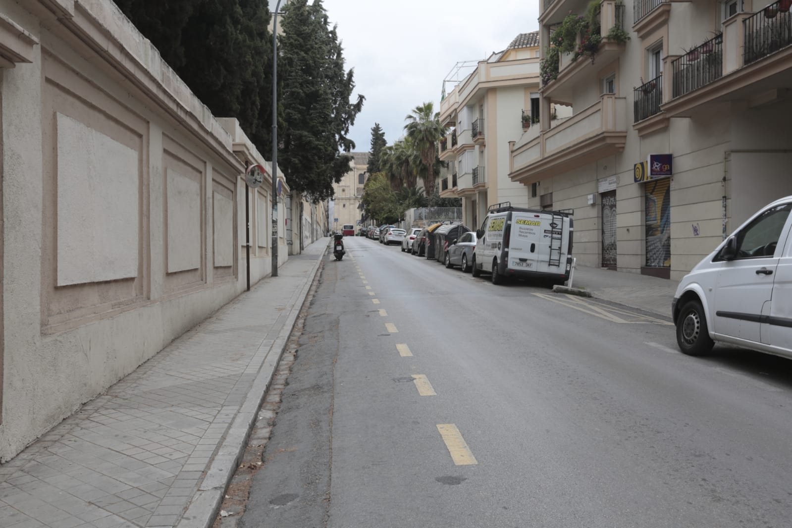 Tras las restricciones a profesionales no esenciales, la ciudad vive la primera jornada de un nuevo estado de alarma