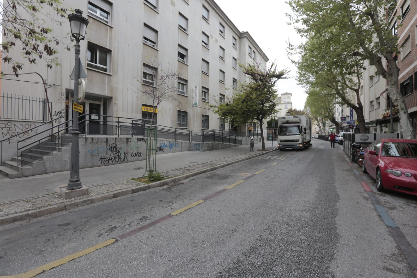 Tras las restricciones a profesionales no esenciales, la ciudad vive la primera jornada de un nuevo estado de alarma