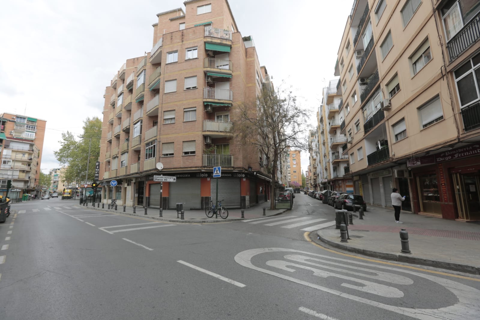 Tras las restricciones a profesionales no esenciales, la ciudad vive la primera jornada de un nuevo estado de alarma