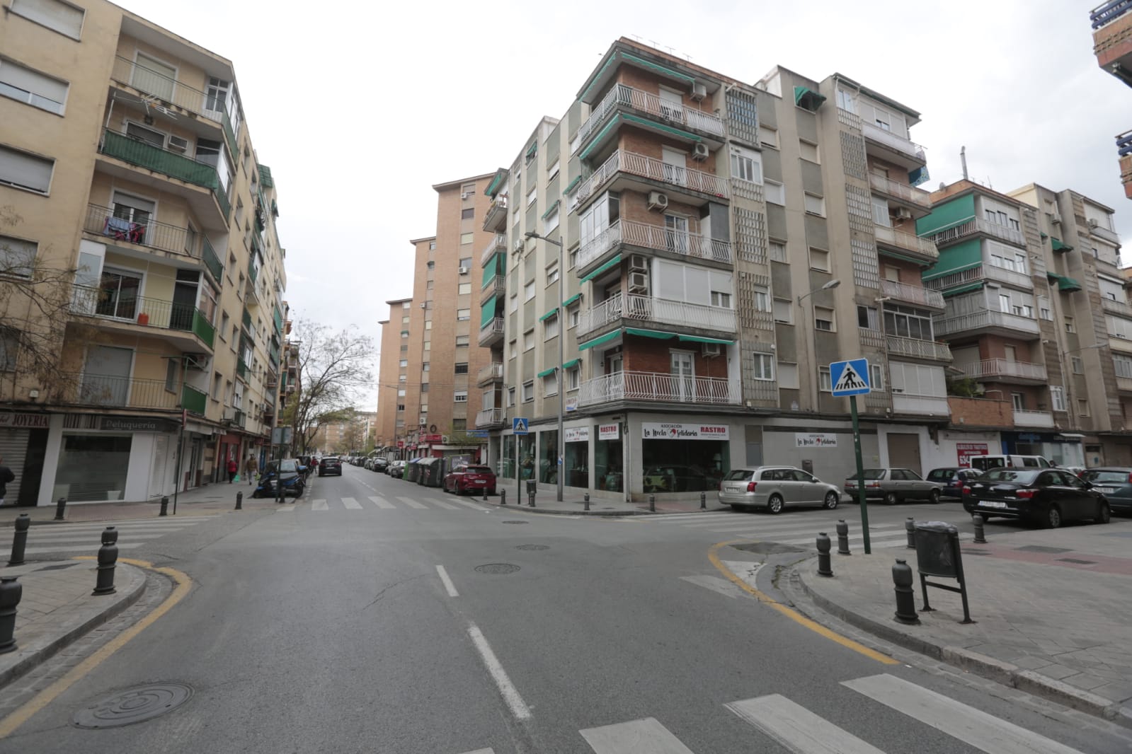 Tras las restricciones a profesionales no esenciales, la ciudad vive la primera jornada de un nuevo estado de alarma