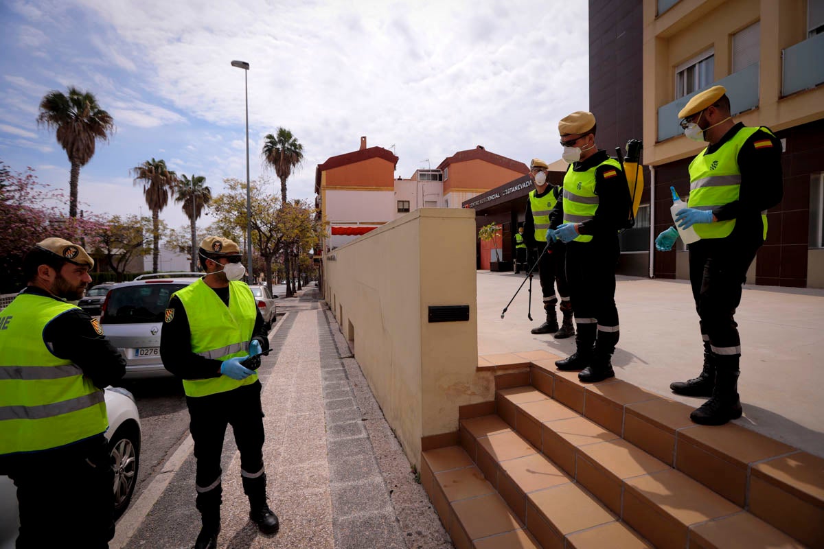 La UME contingúa así con sus labores de desinfección y tomando presencia en las calles de diferentes municipios de la comarca