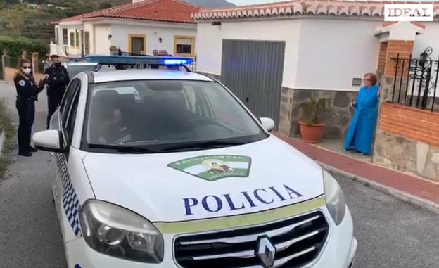 Coronavirus en Granada | La sorprendente felicitación de la Policía a una anciana aislada por su 80 cumpleaños