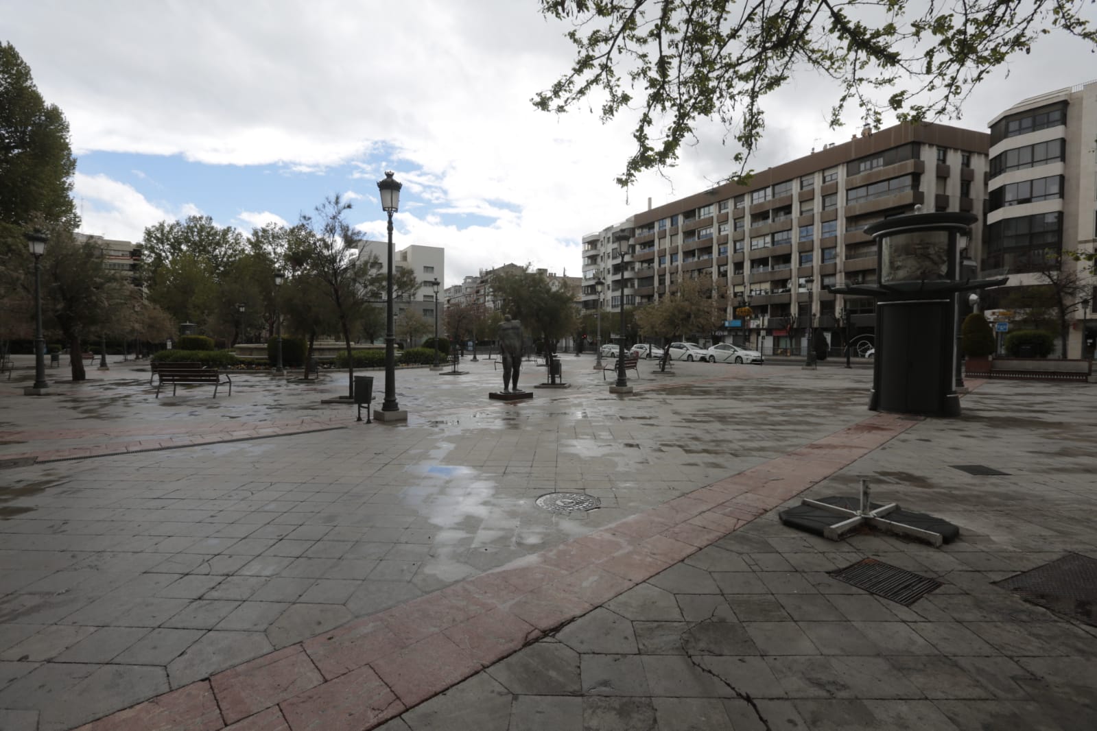 Las nuevas restricciones a la movilidad se hacen notar en las calles y plazas de la capital