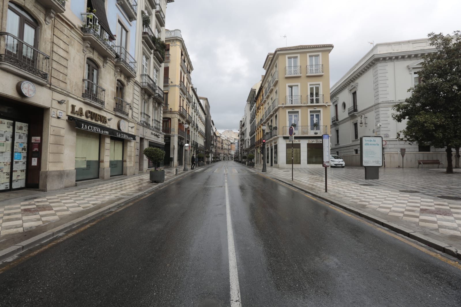Las nuevas restricciones a la movilidad se hacen notar en las calles y plazas de la capital