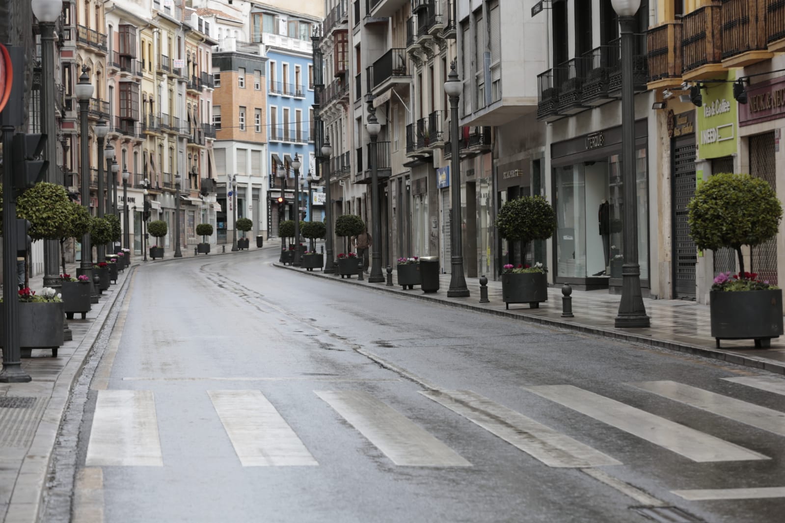 Las nuevas restricciones a la movilidad se hacen notar en las calles y plazas de la capital