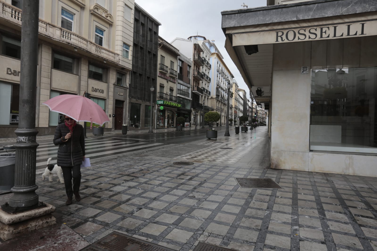 Las nuevas restricciones a la movilidad se hacen notar en las calles y plazas de la capital
