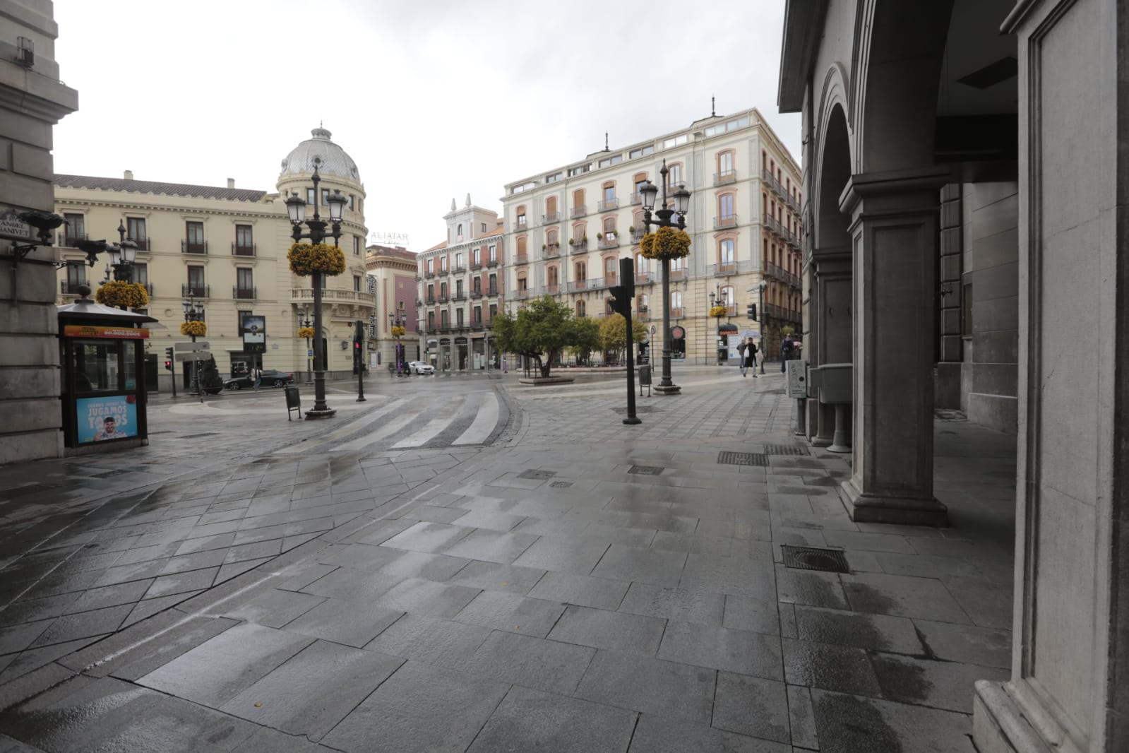 Las nuevas restricciones a la movilidad se hacen notar en las calles y plazas de la capital