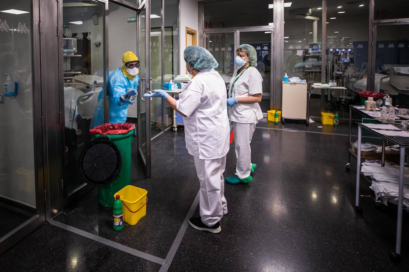 Sanitarios de la UCI del Virgen de las Nieves extreman las precauciones