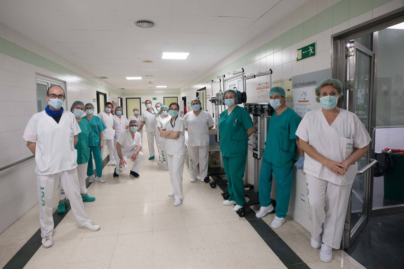 Sanitarios de la UCI del Virgen de las Nieves extreman las precauciones