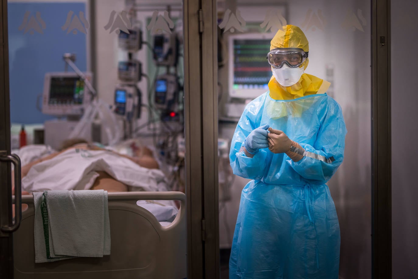 Sanitarios de la UCI del Virgen de las Nieves extreman las precauciones