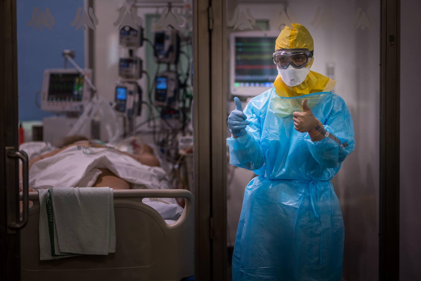 Sanitarios de la UCI del Virgen de las Nieves extreman las precauciones