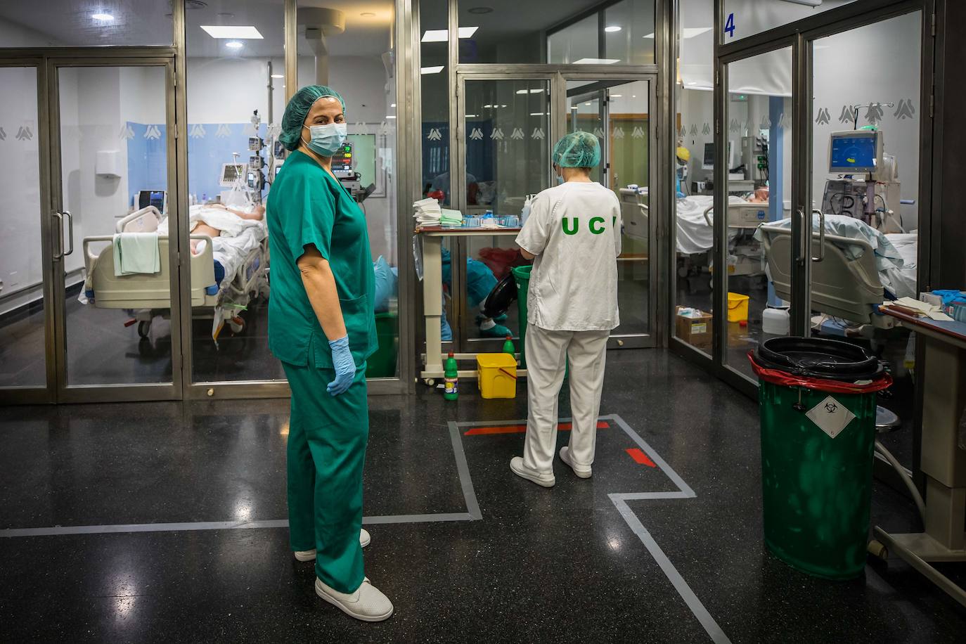 Sanitarios de la UCI del Virgen de las Nieves extreman las precauciones