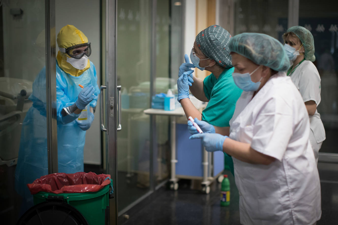 Sanitarios de la UCI del Virgen de las Nieves extreman las precauciones