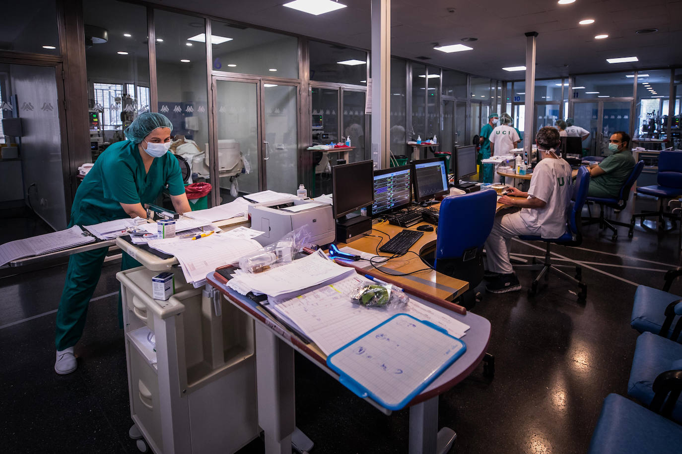 Sanitarios de la UCI del Virgen de las Nieves extreman las precauciones