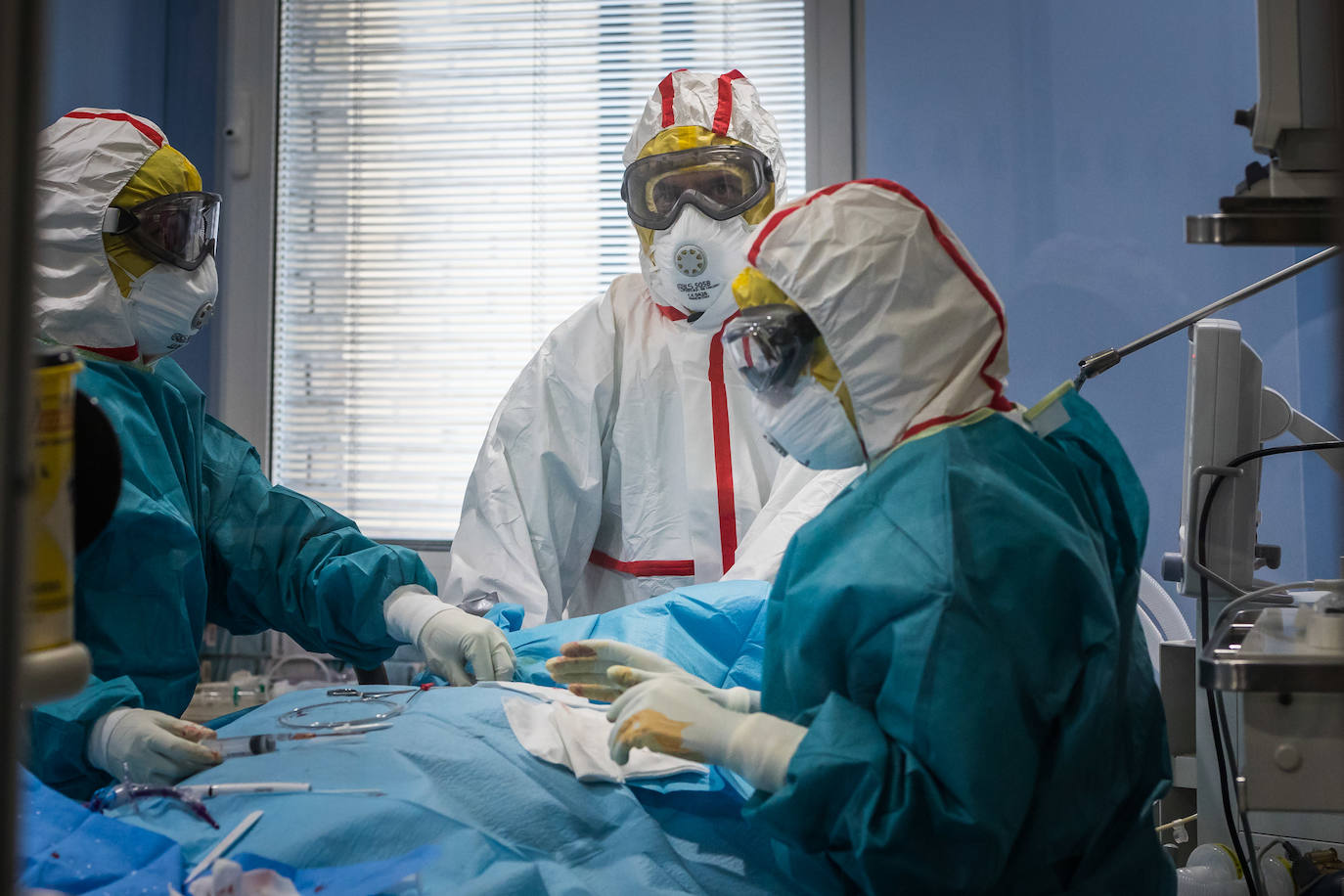 Sanitarios de la UCI del Virgen de las Nieves extreman las precauciones