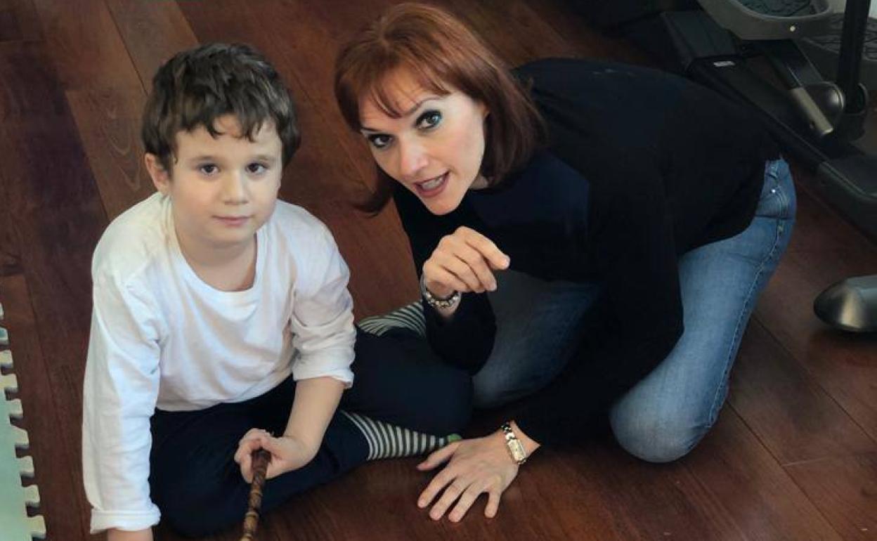 María del Carmen Almagro, en casa, con su hijo de seis años diagnosticado de autismo. 