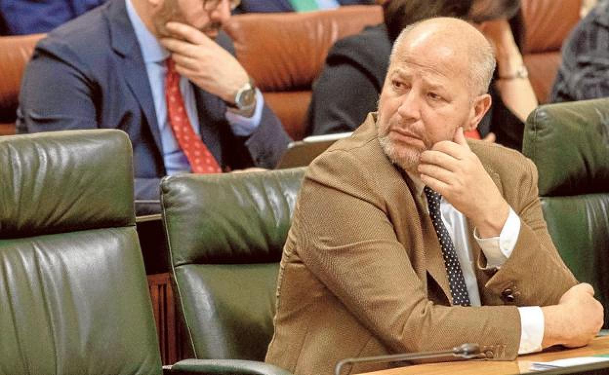 El consejero de Educación y Deporte, Javier Imbroda, en su escaño en una sesión del Parlamento andaluz.