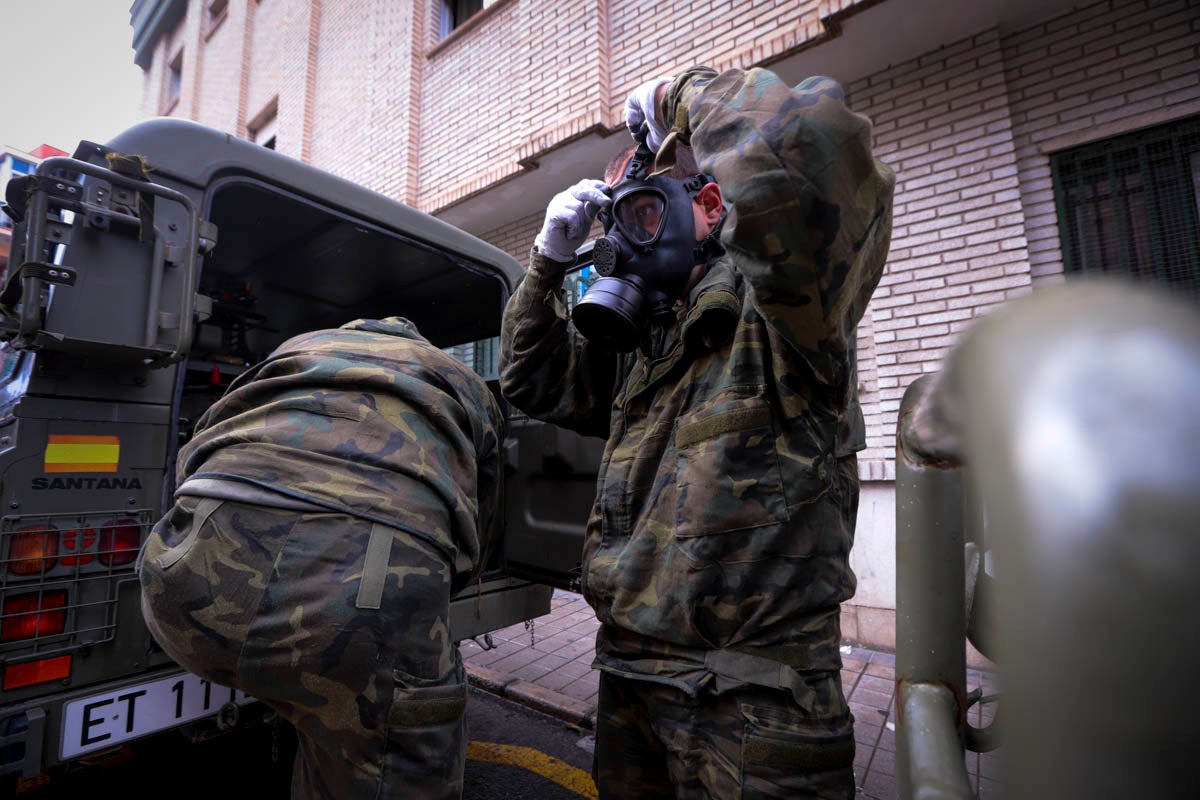 Fotos: La Legión realiza labores de desinfección en residencias de Motril