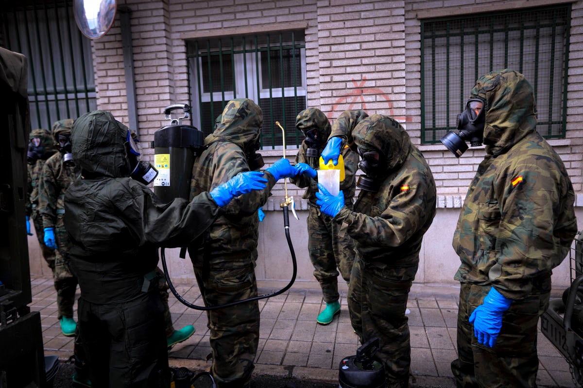 Fotos: La Legión realiza labores de desinfección en residencias de Motril