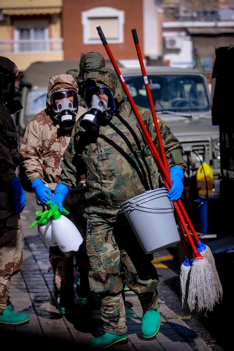 Fotos: La Legión realiza labores de desinfección en residencias de Motril