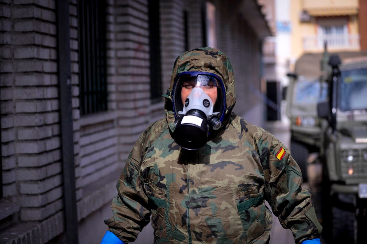 Fotos: La Legión realiza labores de desinfección en residencias de Motril