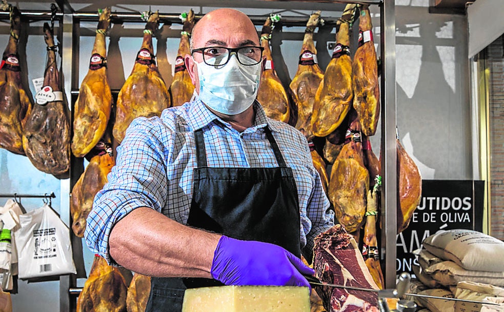 Antonio, maestro jamonero y defensor del producto granadino. 