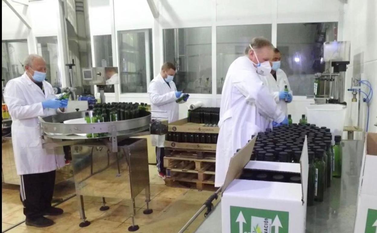 Proceso de envasado del gel hidroalcohólico.