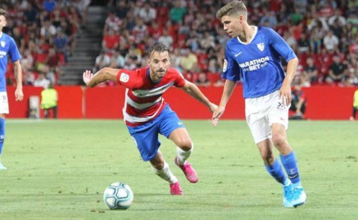 Alejandro Pozo, durante el amistoso entre el Granada y Sevilla del pasado verano. 