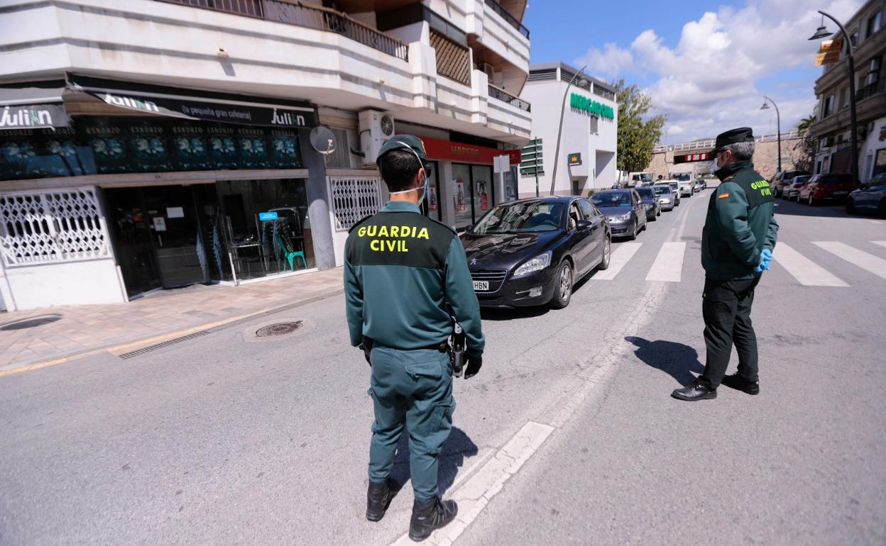 La Guardia Civil obliga a varios coches que iban a la Costa a dar la vuelta
