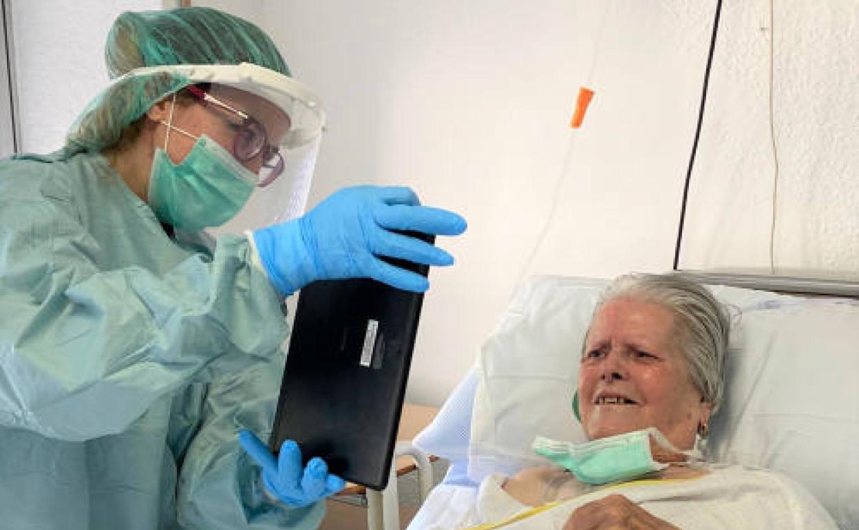 Una paciente conversa con sus familiares por videollamada.