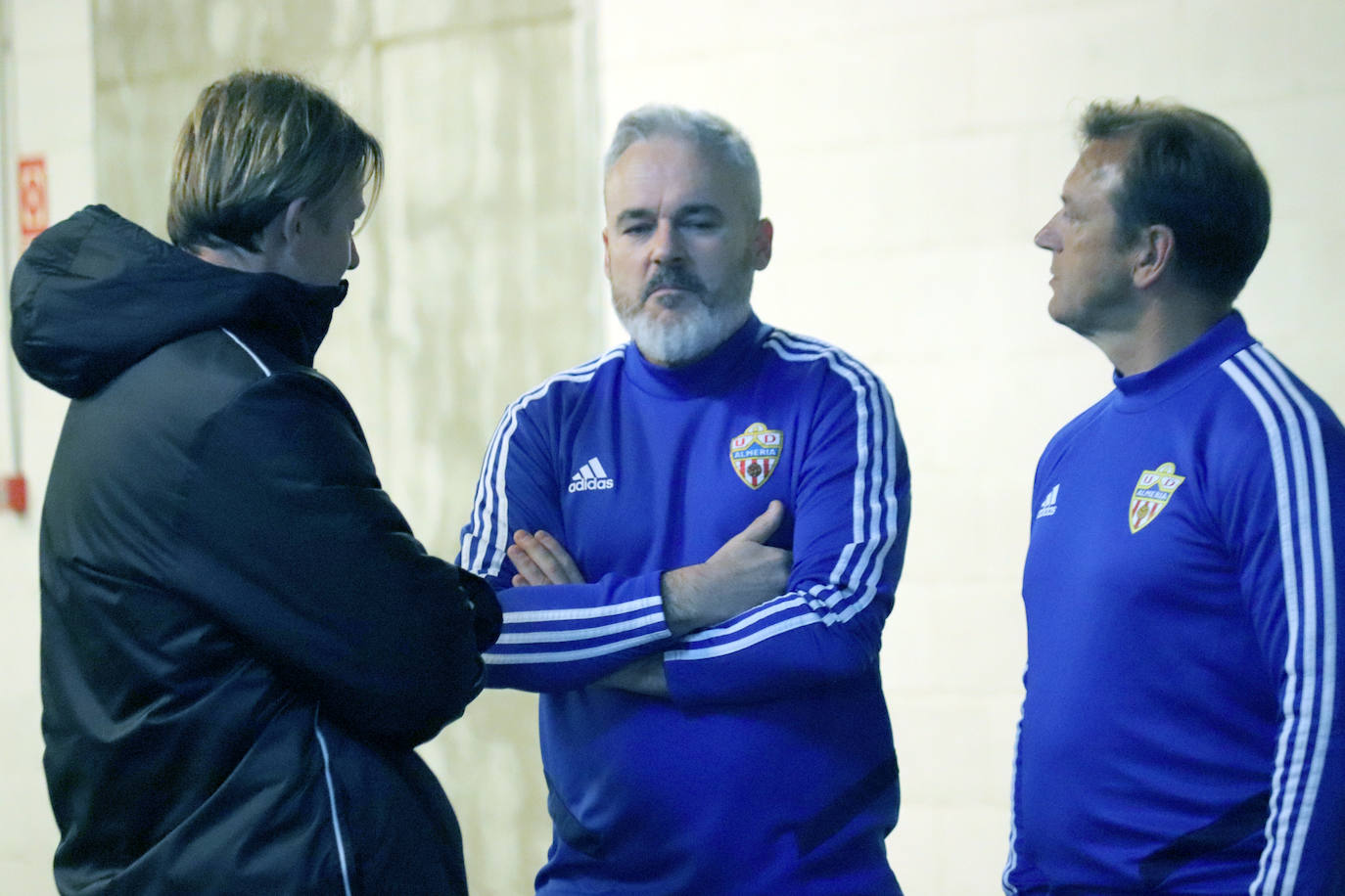 José María Gutiérrez, Víctor Mañas y Antonio Ruiz hablan antes de un entrenamiento. 