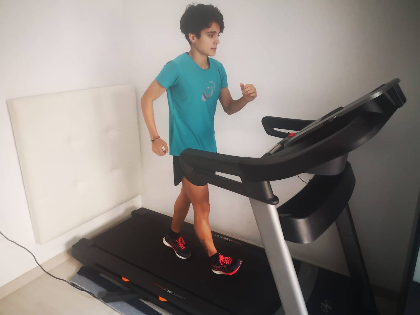 María Pérez marcha sobre la máquina que adquirió para la cuarentena. 