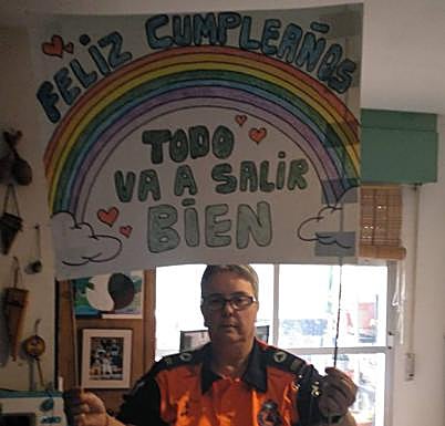 Protección Civil de Cenes de la Vega sorprende por su cumplaños a los niños, previa solicitud. 