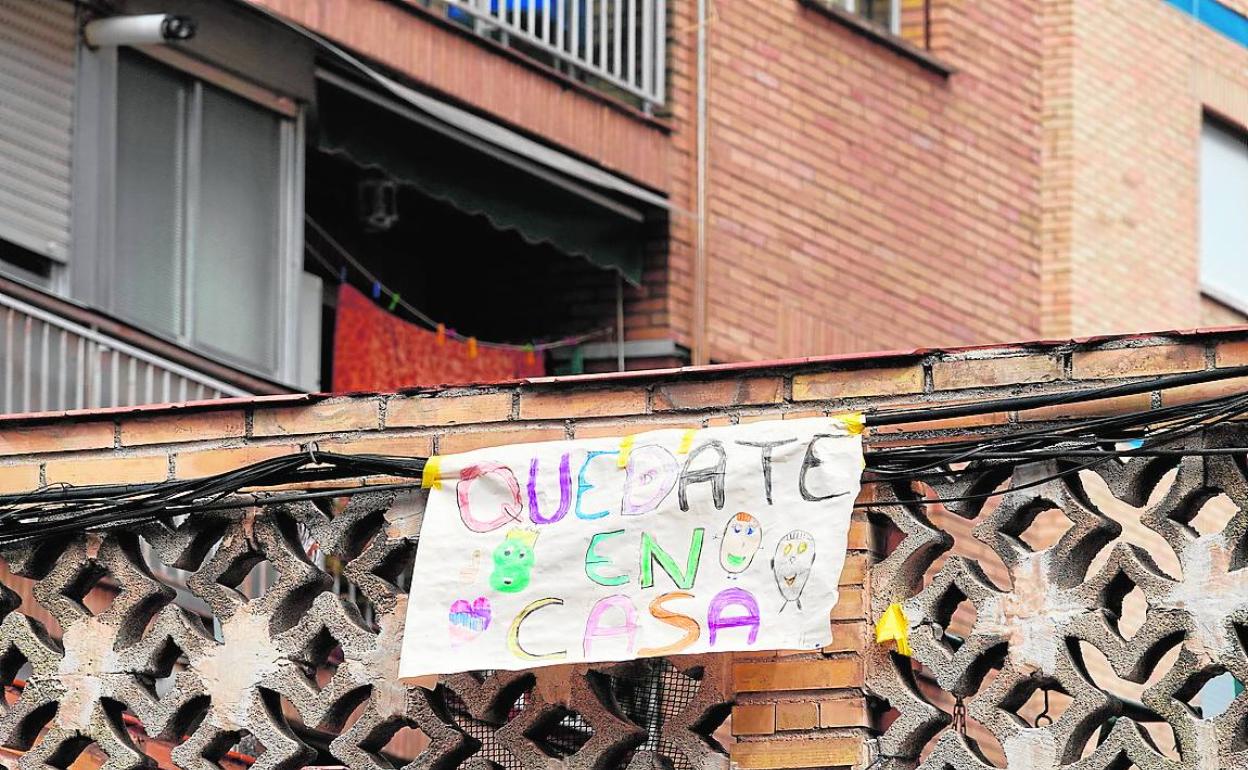 Uno de los muchos carteles que cuelgan en los balcones animando a quedarse en casa.