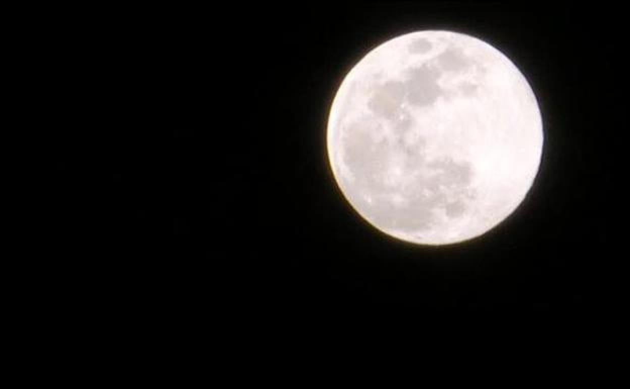 La Superluna rosa y la lluvia de estrellas Líridas ocuparán el cielo el mes de abril