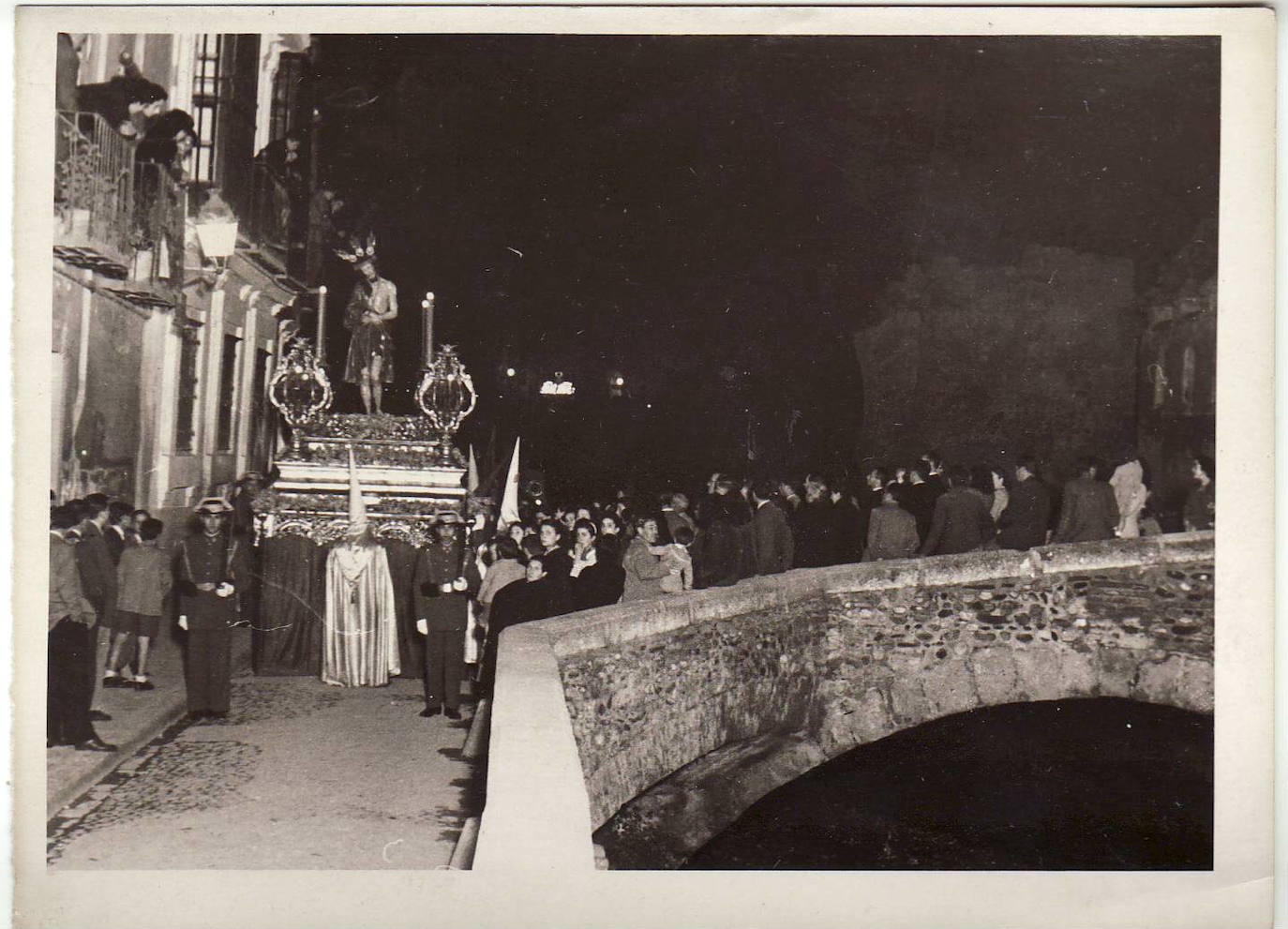 Estación de penitencia de Las Maravillas por la Carrera del Darro en una imagen de 1951