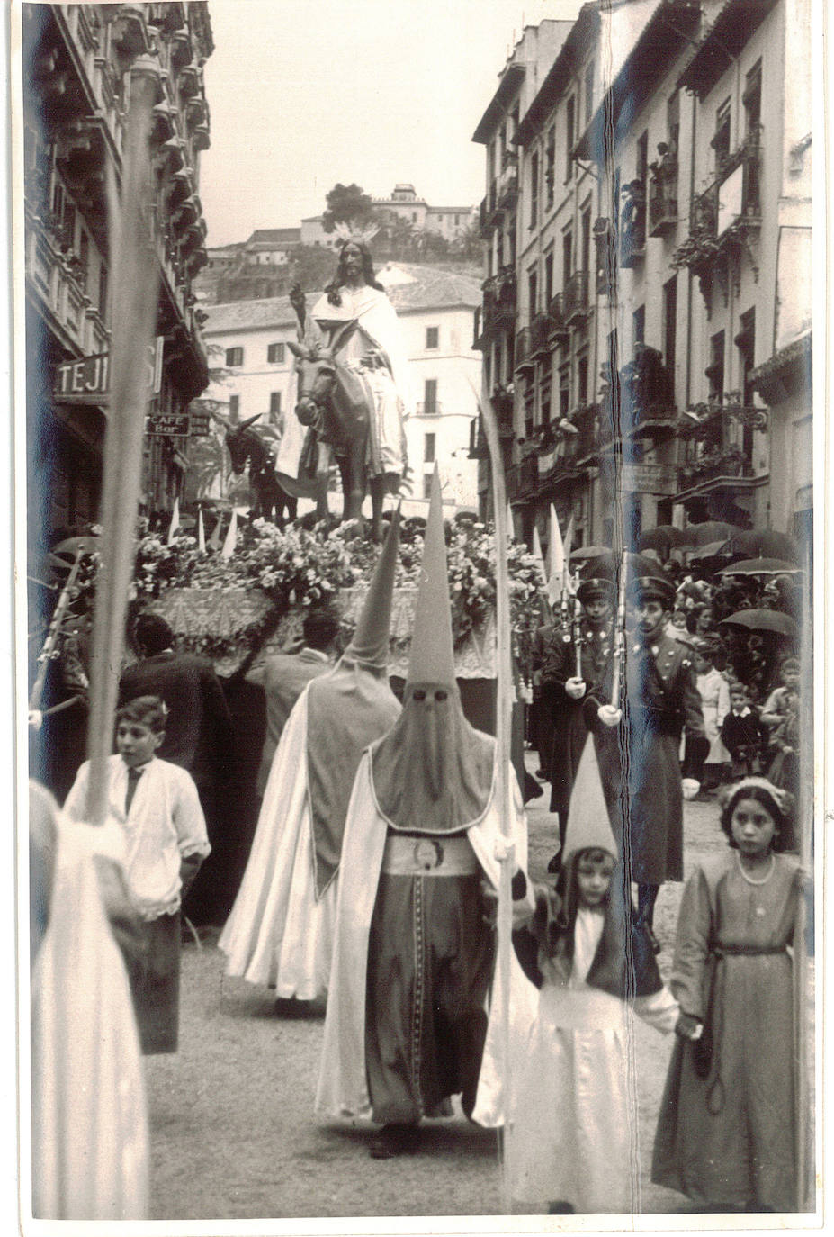 Ilustre Cofradía de la Entrada de Jesús en Jerusalén y Nuestra Señora de la Paz en estación de penitencia en una imagen de fecha desconocida